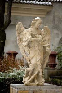 Barokowa rzeźba anioła po konserwacji, XVIII w..jpg